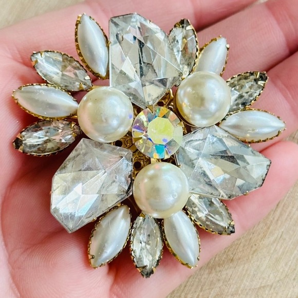 Judy Lee Jewelry - Elegant Pearl and Crystal Brooch